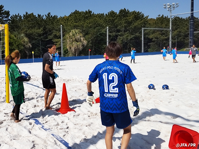 女子選手向けのビーチサッカー巡回クリニックを初開催