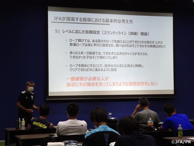 JFA公認指導者研修会として、小学校体育サポート研修会・中学校体育サポート研修会を高円宮記念JFA夢フィールドで初めて開催