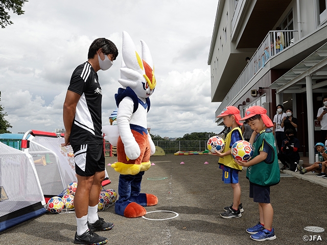 全国の保育園・幼稚園にボール・ミニゴールの贈呈開始