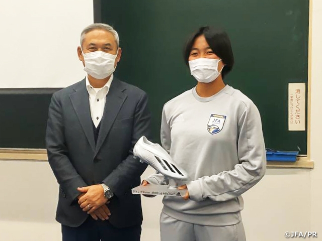 谷川萌々子選手にシルバーブーツ賞トロフィーを授与　～FIFA U-17女子ワールドカップ インド2022～