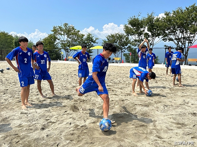 山梨県で高校生・大学生へのビーチサッカークリニックを実施