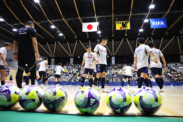 adidas 選手サインボールプレゼント