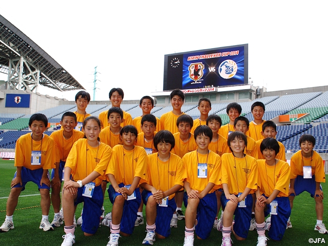 JFA Academy Fukushima 9th-term players work as ball person at Kirin Challenge Cup 2014