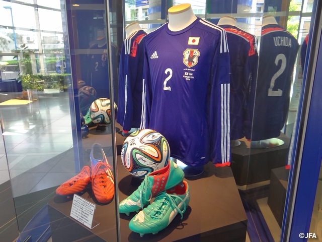 SAMURAI BLUE(日本代表) キリンチャレンジカップ2014　選手ユニフォーム、シューズ、サイン入り公式試合球を展示　日本サッカーミュージアム