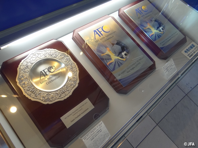 「AFCアニュアルアワード2014」インスパイリング協会賞の盾を展示　日本サッカーミュージアム