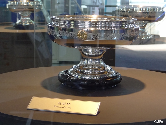皇后杯を展示　日本サッカーミュージアム