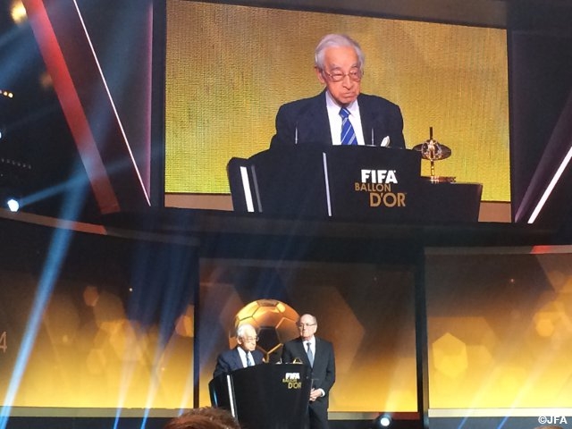 Kagawa Hiroshi receives FIFA Presidential Award at FIFA Ballon d’Or 2014