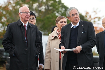 Sir ボビー チャールトンがjヴィレッジを視察 Jfa 公益財団法人日本サッカー協会