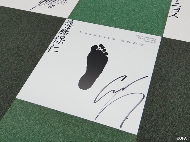 Jリーグ2014年最優秀選手賞（MVP）・遠藤保仁選手（ガンバ大阪）の足形を展示　日本サッカーミュージアム