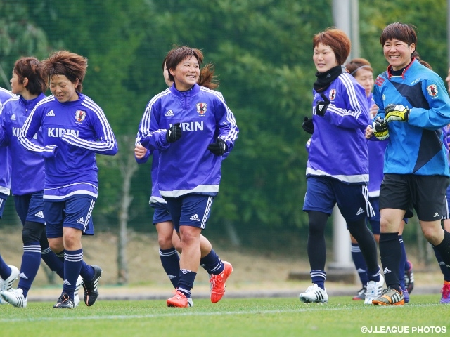 Nadeshiko Japan hold training session with college boys