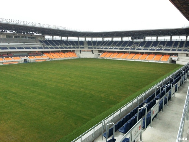 南長野運動公園総合球技場が竣工