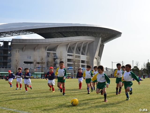 JFAキッズサッカーフェスティバル　埼玉県さいたま市の埼玉スタジアム2○○2　第3グラウンドに、約2,390人が参加！