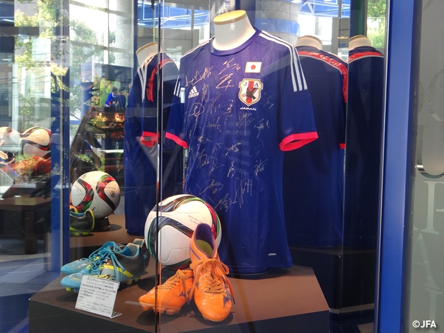キリンチャレンジカップ2015 JALチャレンジカップ2015での使用球、SAMURAI BLUE(日本代表)のサイン入りユニフォームやスパイクを展示