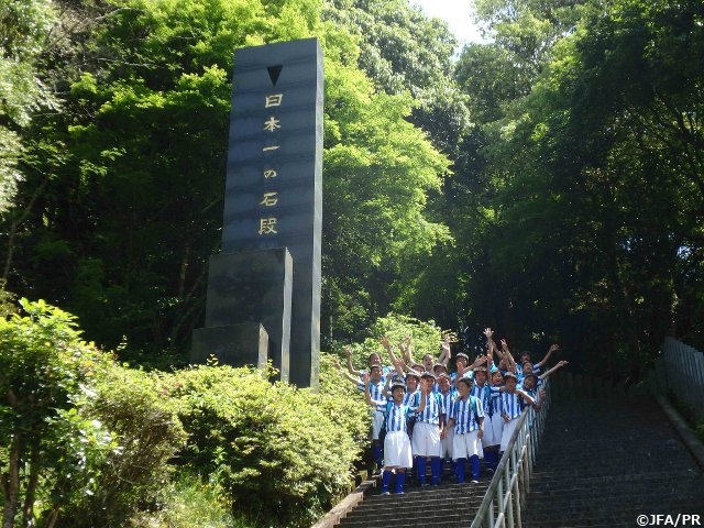 JFAアカデミー熊本宇城　７期生が日本一の石段を登る