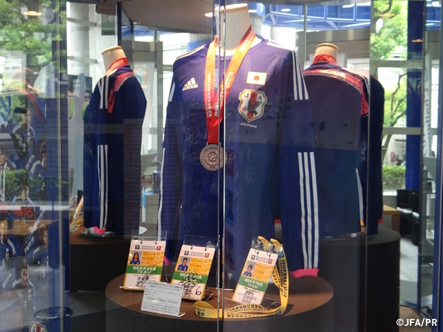 「EAFF女子東アジアカップ2015決勝大会」でのユニフォーム（サイン入り）他使用品を展示　日本サッカーミュージアム
