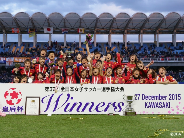 INAC、新潟Lに勝って皇后杯5度目の優勝 ～澤、現役ラストマッチで決勝弾～