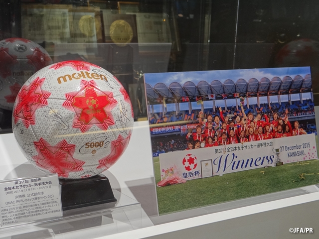 第37回 皇后杯全日本女子サッカー選手権大会の公式試合球（INAC神戸レオネッサ選手サイン入り）を展示
