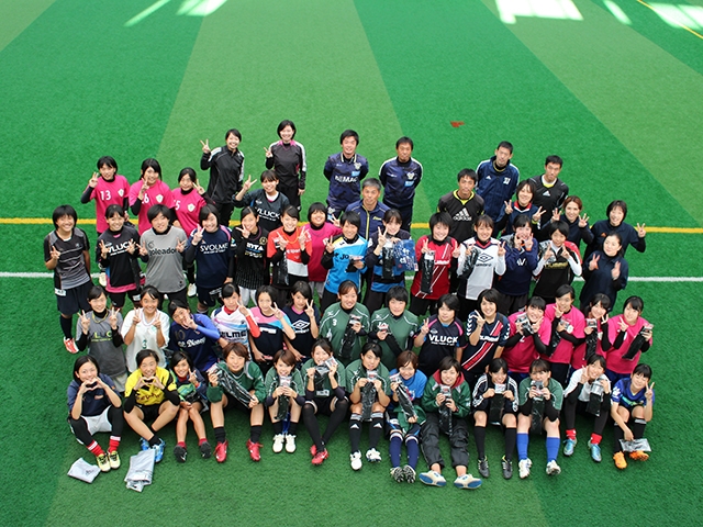 JFAレディースサッカーフェスティバル 愛媛県西条市の西条市屋内運動場ビバ・スポルティアSAIJOに、85人が参加！