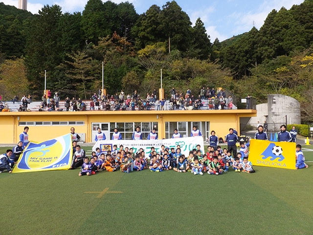 JFAキッズ（U-6）サッカーフェスティバル 静岡県熱海市の熱海姫の沢公園スポーツ広場に、191人が参加！