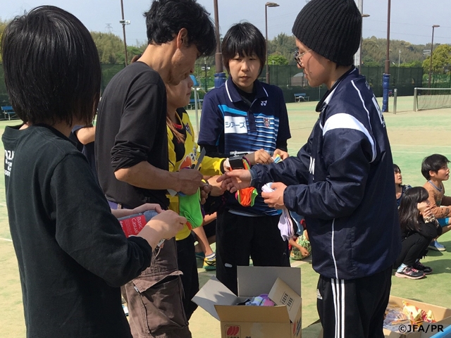 熊本地震で鹿屋体育大学サッカー部がボランティア活動を行う