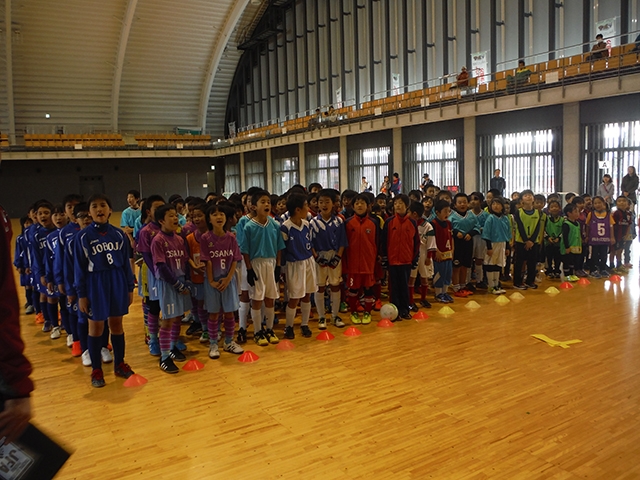 JFAキッズ（U-6/8/10）サッカーフェスティバル 岩手県久慈市の久慈市民体育館に、237人が参加！