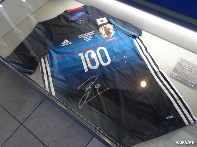 岡崎慎司選手 代表戦100試合出場記念サイン入りユニフォームを展示