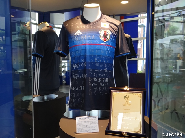 AFC U-16選手権インド2016 代表選手サイン入りユニフォーム、盾を展示　～日本サッカーミュージアム～