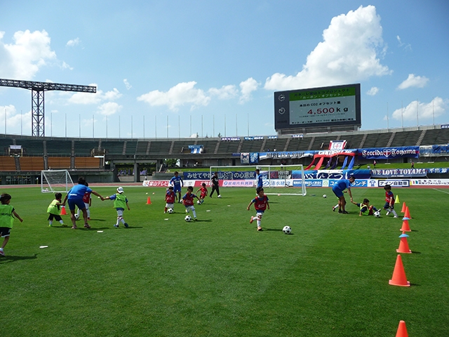 JFAキッズ（U-8）サッカーフェスティバル 富山県富山市の富山県総合運動公園陸上競技場に、46人が参加！