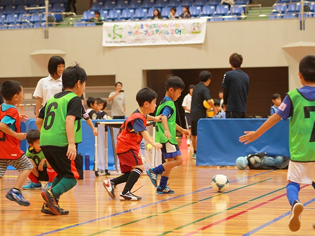 JFAキッズ（U-6/8）サッカーフェスティバル 島根県松江市の鹿島総合体育館に、165人が参加！