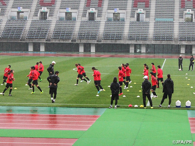 なでしこジャパン　雨の中、スタジアムでトレーニング ～キリンチャレンジカップ2017　～熊本地震復興支援マッチ　がんばるばい熊本～