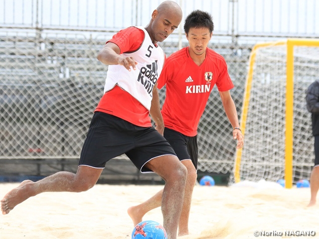 ビーチサッカー日本代表　ビーチサッカードイツ代表戦に向けて攻撃と守備の戦術を入念に確認