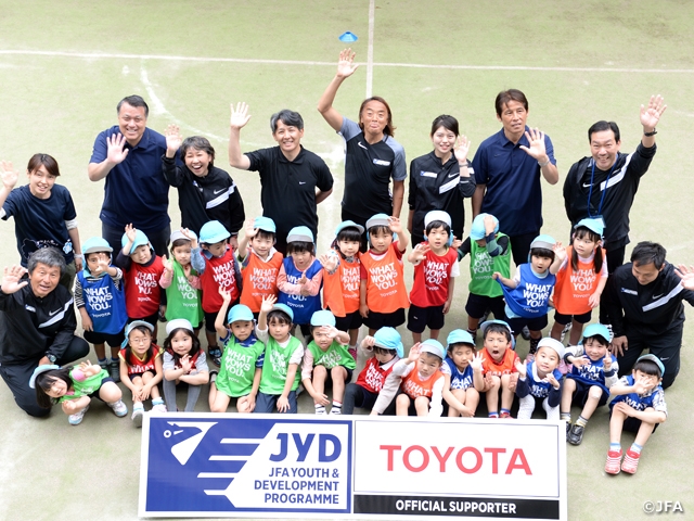 トヨタスタッフがJFA公認キッズリーダーライセンスを取得し、幼稚園でサッカーを指導