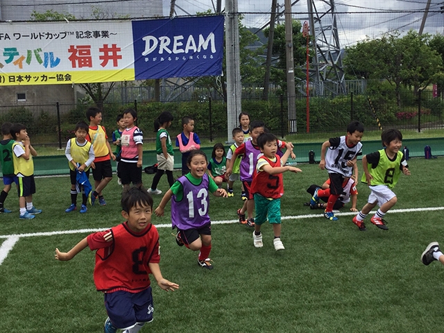 JFAキッズ（U-6/8）サッカーフェスティバル 福井県越前市の武生特殊鋼材ドリームサッカー場に、265人が参加！