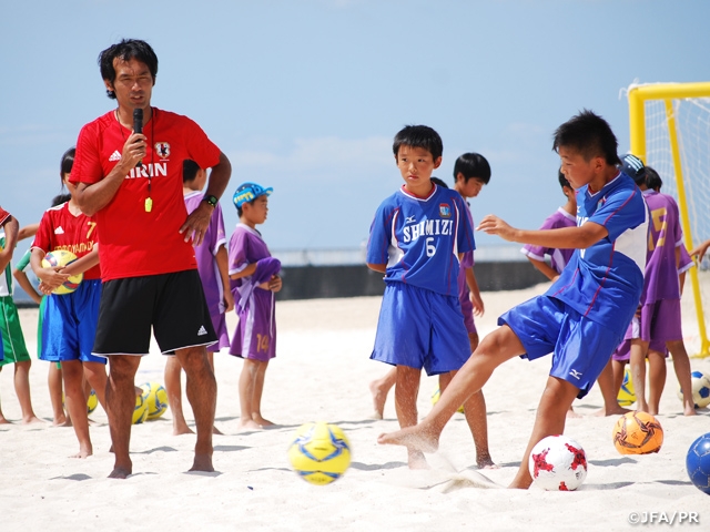 JFAビーチサッカー巡回クリニックに兵庫県の小学生160名が参加