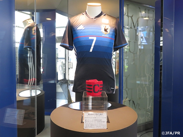 キリンチャレンジカップ2017 10/6(金) SAMURAI BLUE(日本代表) vs ニュージーランド代表 選手着用ユニフォームとキャプテンマークを展示～日本サッカーミュージアム～