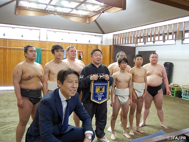 U-15 students of JFA Academy FUKUSHIMA experience Sumo stable