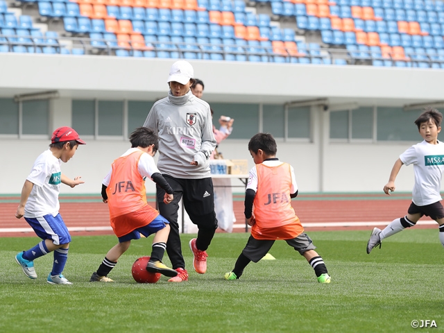 なでしこジャパン高倉監督が「MS＆ADサッカー教室 in 長崎」で県内の小学生たちとサッカーを楽しむ