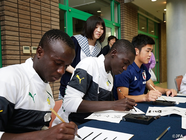 参加チームが被災地見学、書道・折り紙の日本文化を体験～U-16インターナショナルドリームカップ2018 JAPAN presented by 朝日新聞～