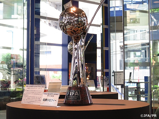 Fifa U 女子ワールドカップ フランス18 優勝トロフィーなどを展示中 日本サッカーミュージアム Jfa 公益財団法人日本サッカー協会