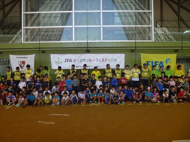 JFAキッズサッカーフェスティバル 兵庫県豊岡市日高町の全但バス但馬ドーム多目的グラウンドに105人が参加！