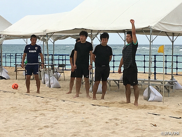 ビーチサッカー審判研修会を沖縄県宜野湾市で実施