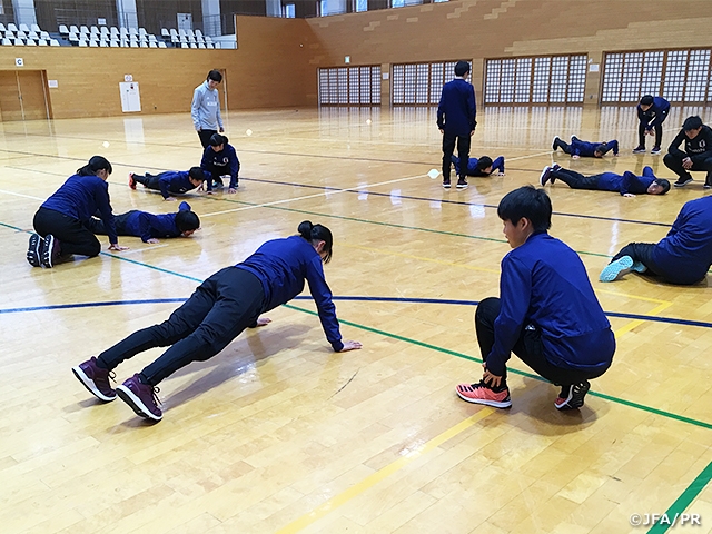 U-16日本女子代表候補　筋力トレーニングでフィジカル強化に励む