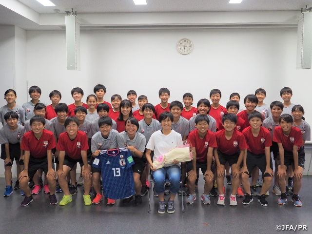 Member of Nadeshiko Japan TAKARADA Saori (1st Class) visits JFA Academy Sakai 
