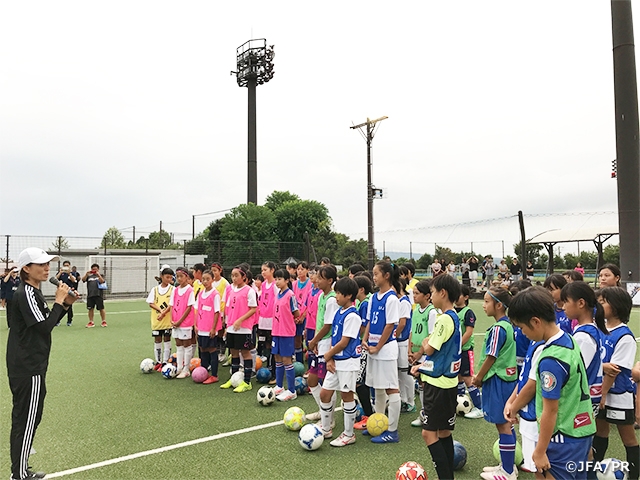 女子サッカーレガシープログラムin静岡　なでしこジャパン高倉麻子監督らも参加しJ-Stepでサッカー教室を実施