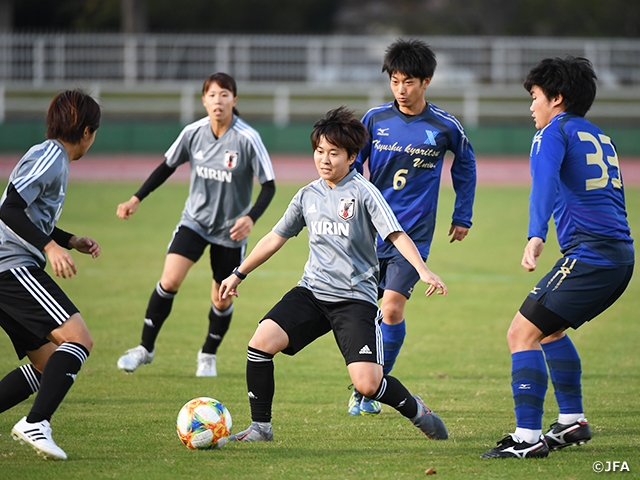 連 日 の 男 子 サ ッ カ-部 と の 合 同 ト レ-ニ ン グ で 南 ア フ リ カ を 意 識 し