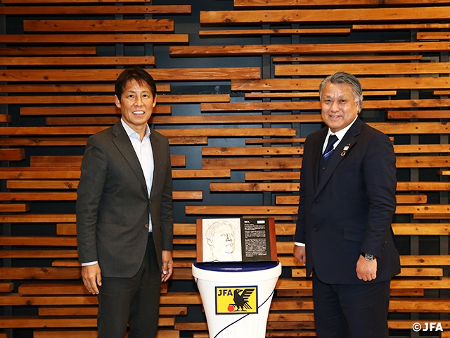 第16回日本サッカー殿堂の掲額者 西野朗氏に記念レリーフを授与