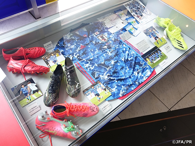 日本サッカーミュージアムにて、SAISON CARD CUP2021のサイン入りユニフォームやシューズを展示