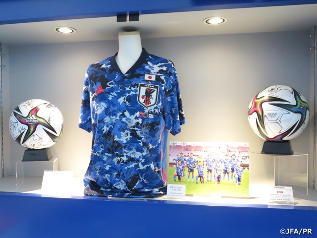 日本サッカーミュージアムにて、なでしこジャパン国際親善試合のサイン入りユニフォームやシューズ、ADカードなどを展示