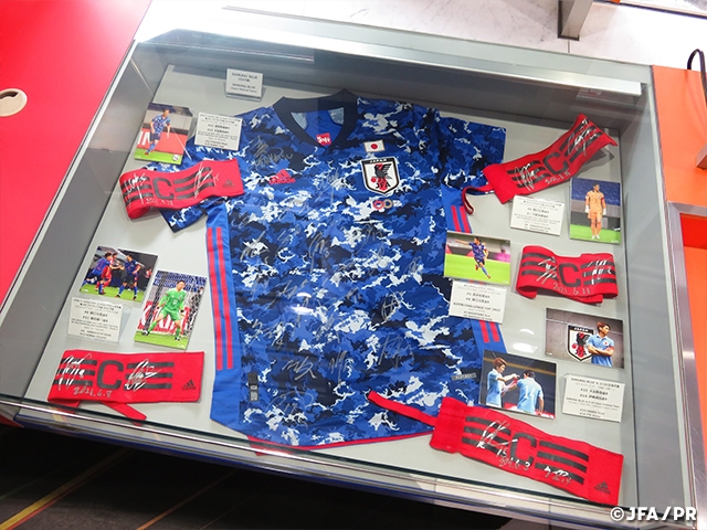 Samurai Blue 5連戦のキャプテンマークや 100周年アニバーサリーユニフォームを展示 日本サッカーミュージアム Jfa 公益財団法人日本 サッカー協会