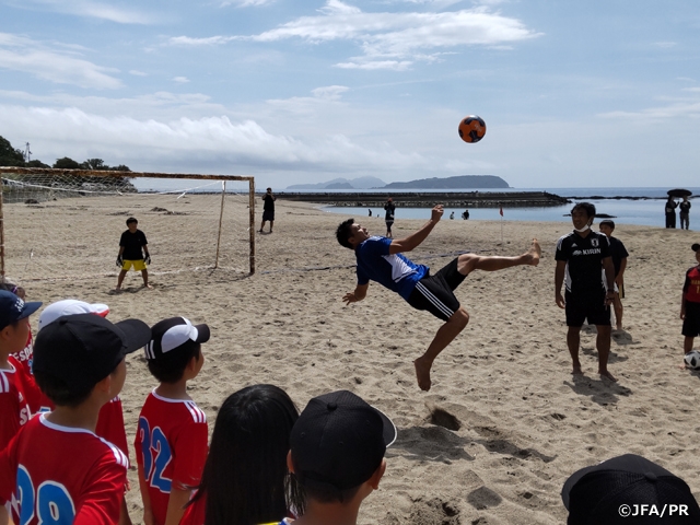 徳島県でビーチサッカー巡回クリニックを実施